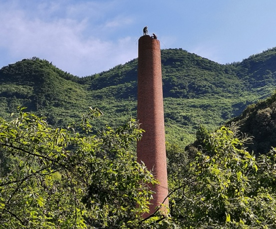 伊寧煙囪拆除專(zhuān)業(yè)團(tuán)隊(duì)引領(lǐng)精細(xì)施工,共筑環(huán)保藍(lán)天夢(mèng)